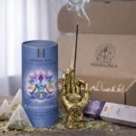 Pack Chakra Tercer Ojo con té en 15 pirámides, incienso 7 Chakras y porta incienso Mano Mística. Ritual de bienestar para potenciar la intuición, la claridad mental y el equilibrio interior.