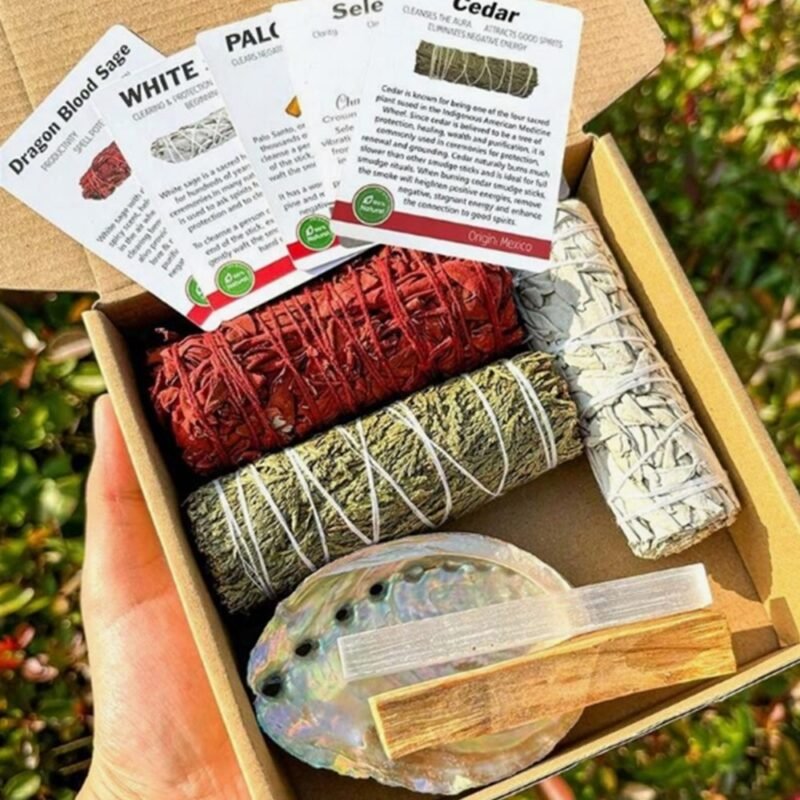 Ritual de limpieza energética con salvia blanca, palo santo, selenita, sangre de dragón, cedro y concha de abulón. Purifica tu energía y tu espacio.