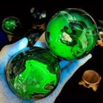 Esfera de Ágata Volcánica Reactiva a Luz UV 7 cm con Druzita – Cristal Fluorescente Verde, Piedra Natural Decorativa para Colección y Regalo
