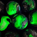 Esfera de Ágata Volcánica Reactiva a Luz UV 7 cm con Druzita – Cristal Fluorescente Verde, Piedra Natural Decorativa para Colección y Regalo