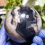 Esfera de Ágata Volcánica Reactiva a Luz UV 7 cm con Druzita – Cristal Fluorescente Verde, Piedra Natural Decorativa para Colección y Regalo