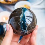 Esfera de Ágata Volcánica Reactiva a Luz UV 7 cm con Druzita – Cristal Fluorescente Verde, Piedra Natural Decorativa para Colección y Regalo